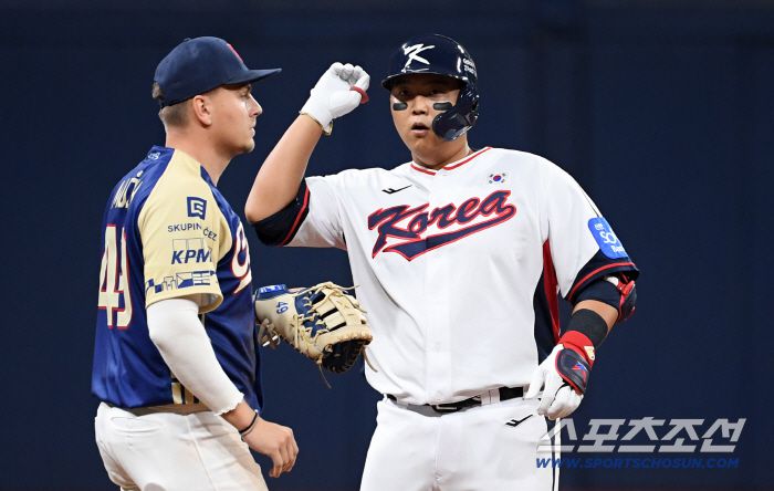 2025 K-BASEBALL SERIES 대한민국과 체코의 평가전이 8일 고척스카이돔에서 열렸다. 한동희가 안타를 날린 뒤 환호하고 있다. 고척=박재만 기자 pjm@sportschosun.com/2025.11.08/