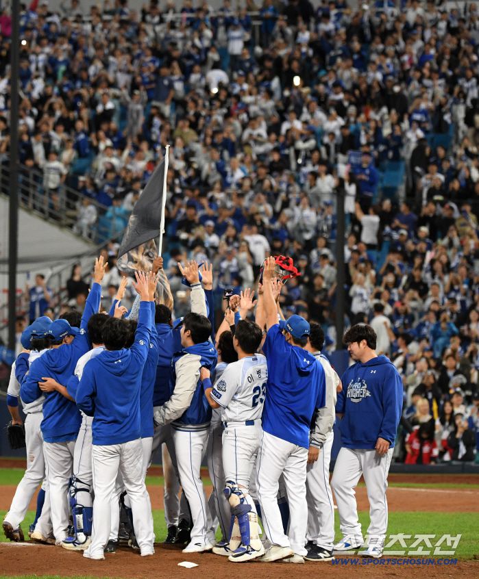 14일 대구 라이온즈파크에서 열린 삼성과 SSG의 준PO 4차전. SSG를 잡고 플레이오프에 진출한 삼성 선수들이 기뻐하고 있다. 대구=박재만 기자 pjm@sportschosun.com/2025.10.14/