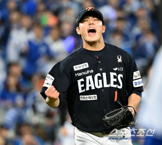 21일 대구 삼성라이온즈파크에서 열린 한화와 삼성의 플레이오프 3차전, 8회말 2사 2루 문동주가 강민호를 스탠딩 삼진으로 잡아내며 환호하고 있다. 대구=허상욱 기자wook@sportschosun.com/2025.10.21/