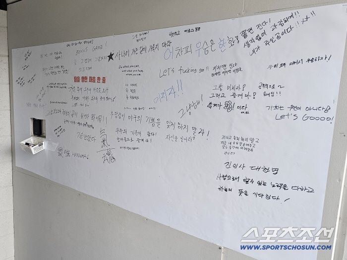 포스트시즌 당시 1루에 붙어 있던 한화 선수단 각오. 오른쪽 가운데에 문동주의 문구가 있다. 대전=이종서 기자