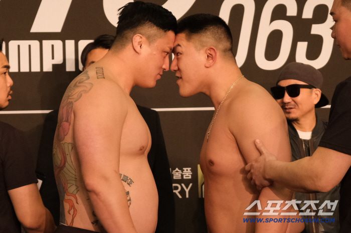 배동현과 세키노 타이세이가 2023년 2월에 열린 ROAD FC 063 계체량 때 신경전을 벌이는 모습. 당시 첫 대결에선 세키노가 KO승을 거뒀다. 사진제공=로드FC