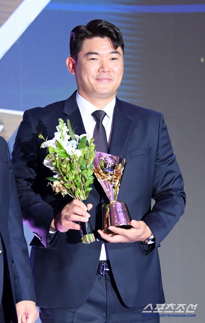 2025 KBO 시상식이 24일 서울 송파구 롯데호텔월드에서 열렸다. 투수 부문 홀드상을 SSG 수상한 노경은이 포즈를 취하고 있다. 박재만 기자 pjm@sportschosun.com/2025.11.24/