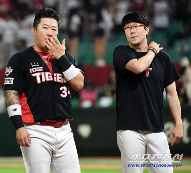 2023 KBO리그 SSG 랜더스와 KIA 타이거즈의 경기가 6일 인천 SSG랜더스필드에서 열렸다. 경기서 승리한 KIA 타이거즈 선수들이 기뻐하고 있다. 인천=박재만 기자pjm@sportschosun.com/2023.07.06/