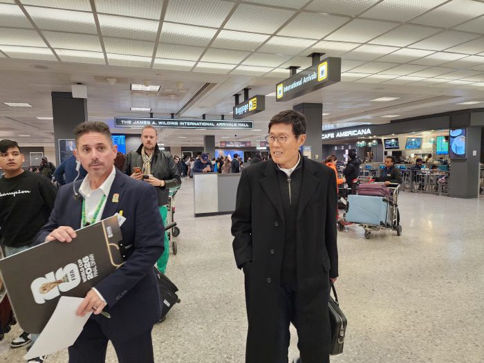 월드컵 조추첨식 참석 초청받아 미국 입국한 차범근 전 감독      (워싱턴=연합뉴스) 박성민 특파원 = 차범근 전 축구대표팀 감독(사진 오른쪽)이 3일(현지시간) 워싱턴DC 인근 덜레스 국제공항을 통해 미국에 입국했다. 차 전 감독은 5일 워싱턴 케네디센터에서 열리는 2026 조추첨 행사에 국제축구연맹(FIFA)의 초청을 받아 참석할 예정이다. 2025.12.4