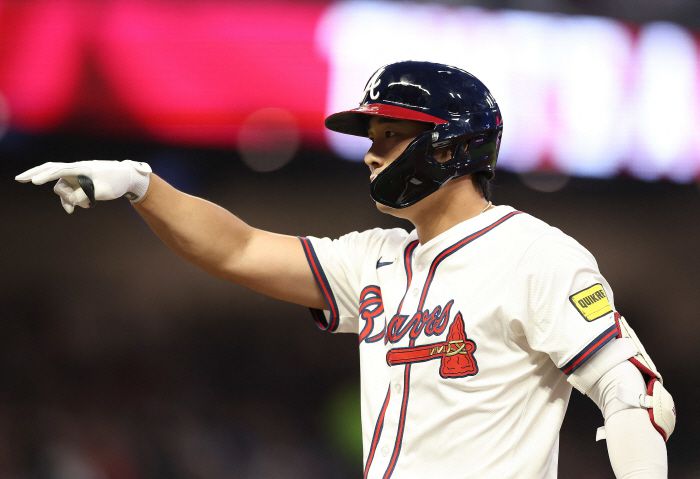 ATLANTA, GEORGIA - SEPTEMBER 22: Ha-Seong Kim #9 of the Atlanta Braves reacts after hitting a single in the second inning against the Washington Nationals at Truist Park on September 22, 2025 in Atlanta, Georgia.   Kevin C. Cox/Getty Images/AFP (Photo by Kevin C. Cox / GETTY IMAGES NORTH AMERICA / Getty Images via AFP)        <저작권자(c) 연합뉴스, 무단 전재-재배포, AI 학습 및 활용 금지>