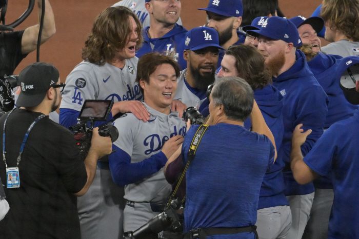 epa12498563 Los Angeles Dodgers pitcher Yoshinobu Yamamoto (2-L) is mobbed by his teammates after the final out as the Dodgers defeated the Toronto Blue Jays during the bottom of the 11th inning to win the MLB World Series in game seven in Toronto, Canada, 01 November 2025. Yamamoto was named 2025 World Series MVP.  EPA/EDUARDO LIMA        <저작권자(c) 연합뉴스, 무단 전재-재배포, AI 학습 및 활용 금지>