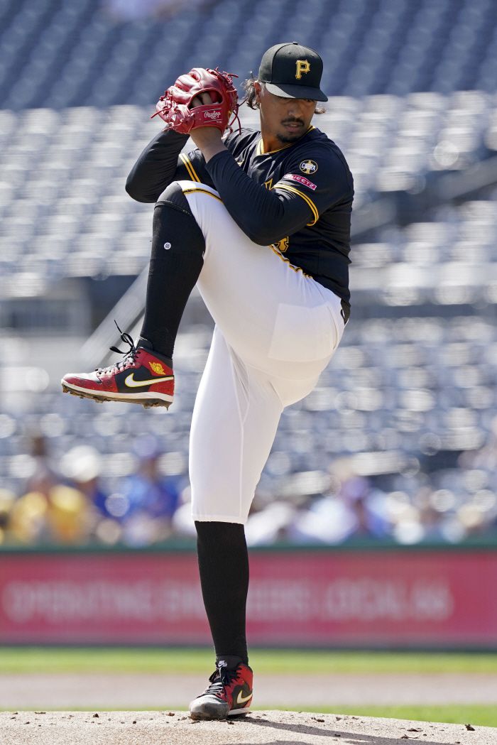 Pittsburgh Pirates pitcher Johan Oviedo winds up during the first inning of a baseball game against the Chicago Cubs, Wednesday, Sept. 17, 2025, in Pittsburgh. (AP Photo/Matt Freed)        <저작권자(c) 연합뉴스, 무단 전재-재배포, AI 학습 및 활용 금지>