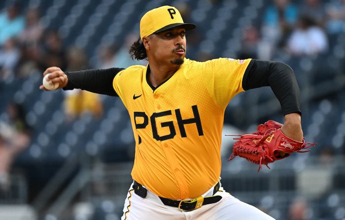 PITTSBURGH, PENNSYLVANIA - SEPTEMBER 5: Johan Oviedo #24 of the Pittsburgh Pirates pitches in the first inning during the game against the Milwaukee Brewers at PNC Park on September 5, 2025 in Pittsburgh, Pennsylvania.   Justin Berl/Getty Images/AFP (Photo by Justin Berl / GETTY IMAGES NORTH AMERICA / Getty Images via AFP)        <저작권자(c) 연합뉴스, 무단 전재-재배포, AI 학습 및 활용 금지>