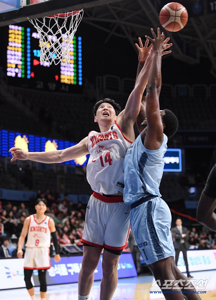 5일 고양체육관에서 열린 프로농구 고양 소노-서울 SK전. 소노 나이트와 SK 최부경이 리바운드 다툼을 벌이고 있다. 고양=정재근 기자 cjg@sportschosun.com/2025.12.5/