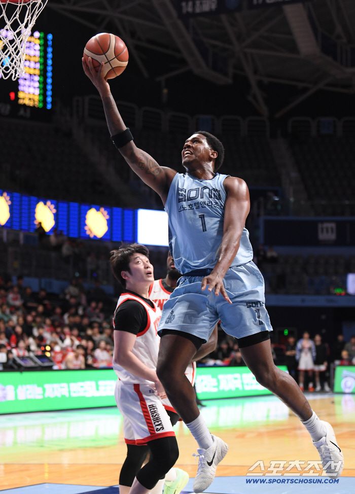 5일 고양체육관에서 열린 프로농구 고양 소노-서울 SK전. 소노 나이트가 레이업슛을 시도하고 있다. 고양=정재근 기자 cjg@sportschosun.com/2025.12.5/