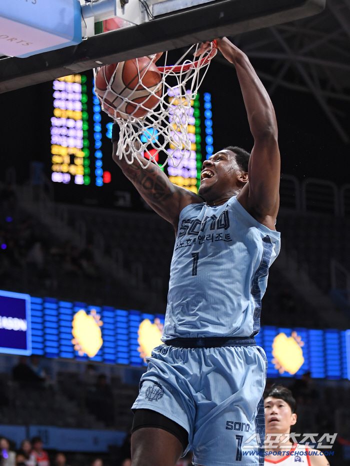 5일 고양체육관에서 열린 프로농구 고양 소노-서울 SK전. 소노 나이트가 덩크슛을 성공시키고 있다. 고양=정재근 기자 cjg@sportschosun.com/2025.12.5/