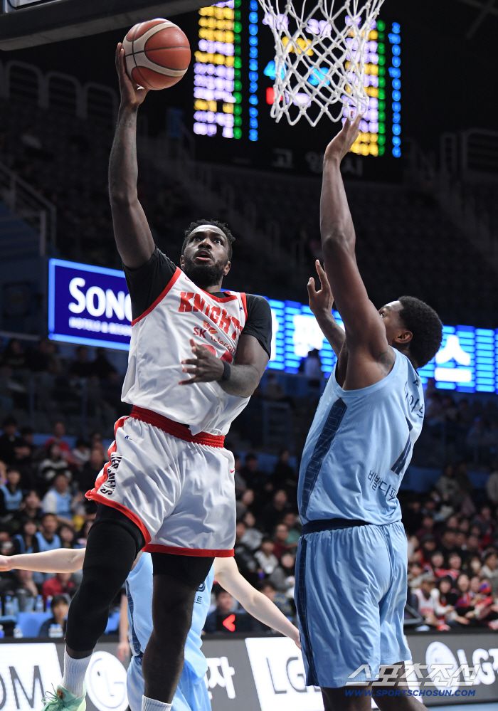 5일 고양체육관에서 열린 프로농구 고양 소노-서울 SK전. SK 워니가 골밑슛을 시도하고 있다. 고양=정재근 기자 cjg@sportschosun.com/2025.12.5/