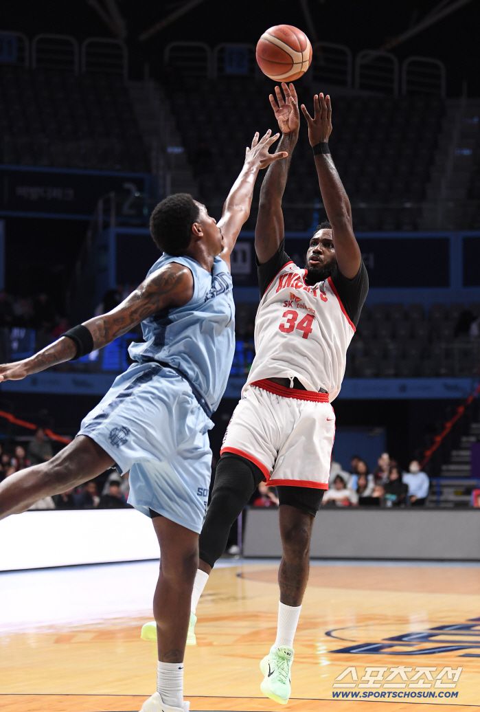 5일 고양체육관에서 열린 프로농구 고양 소노-서울 SK전. SK 워니가 소노 나이트를 제치며 슛하고 있다. 고양=정재근 기자 cjg@sportschosun.com/2025.12.5/