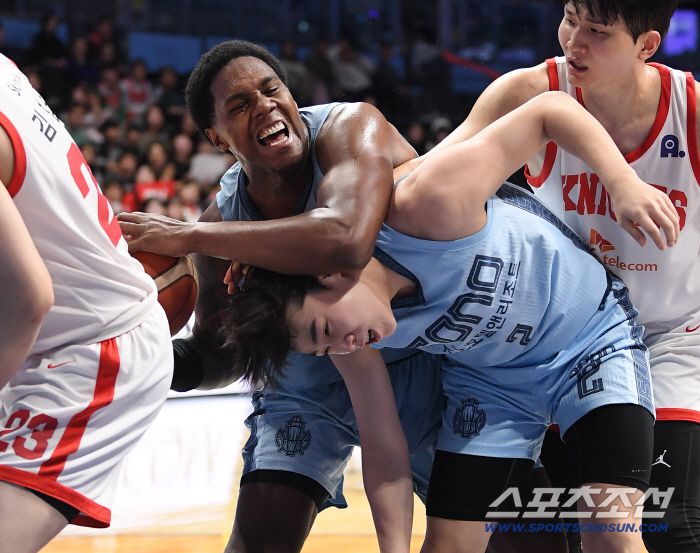 5일 고양체육관에서 열린 프로농구 고양 소노-서울 SK전. 소노 나이트가 리바운드 볼을 잡으며 팀동료 조은후와 충돌하고 있다. 고양=정재근 기자 cjg@sportschosun.com/2025.12.5/