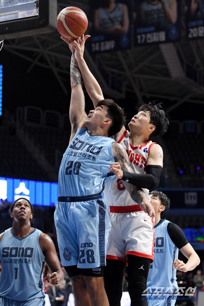 5일 고양체육관에서 열린 프로농구 고양 소노-서울 SK전. SK 안영준과 소노 켐바오가 리바운드 다툼을 벌이고 있다. 고양=정재근 기자 cjg@sportschosun.com/2025.12.5/