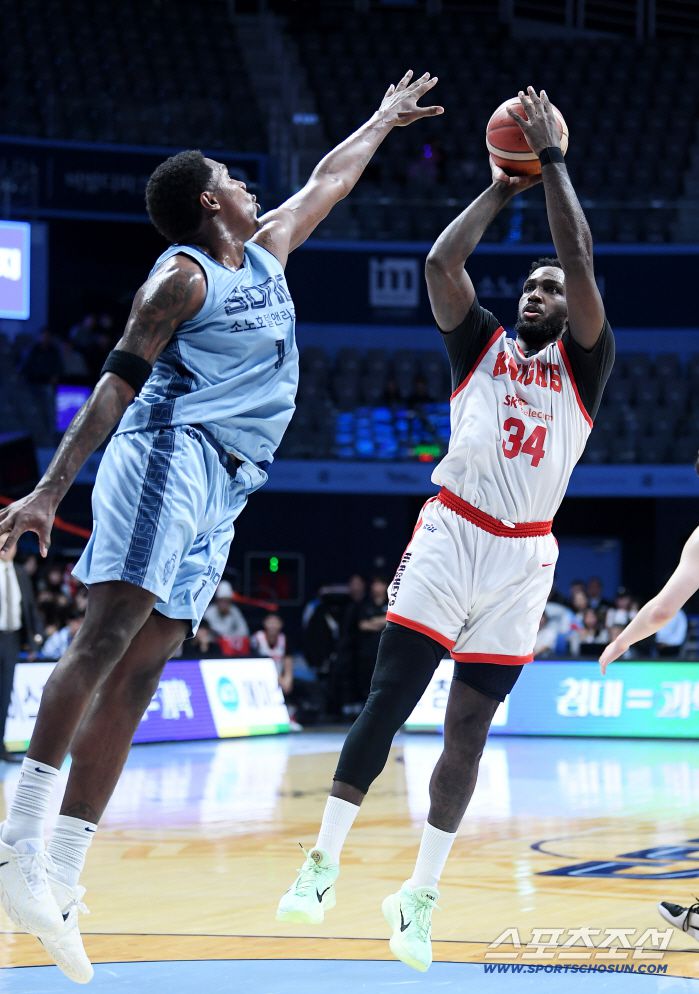 5일 고양체육관에서 열린 프로농구 고양 소노-서울 SK전. SK 워니가 소노 나이트를 제치며 슛하고 있다. 고양=정재근 기자 cjg@sportschosun.com/2025.12.5/