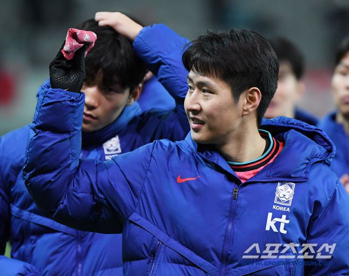 18일 서울월드컵경기장에서 열린 한국과 가나의 축구대표팀 평가전.   한국이 1대0으로 승리한 가운데 이강인이 팬들에게 인사하고 있다. 상암=정재근 기자 cjg@sportschosun.com/2025.11.18/