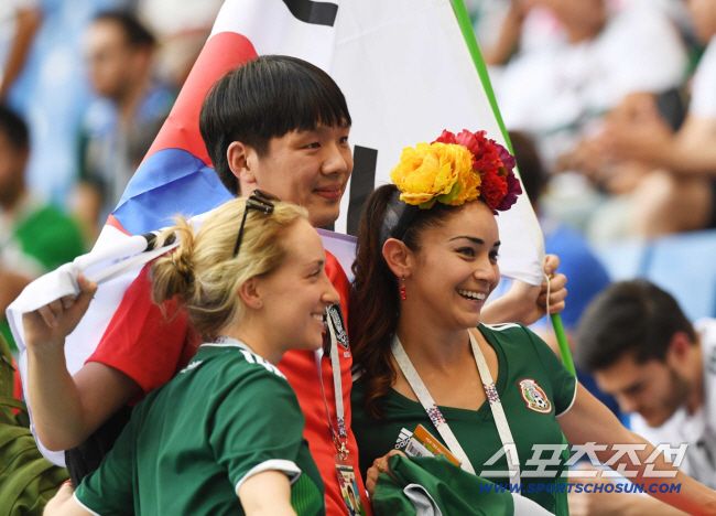 2018 러시아월드컵 한국과 멕시코의 조별예선 2차전이 24일 새벽(한국시각) 러시아 로스토프 아레나에서 열렸다. 한국 팬과 멕시코 팬이 함께 기념사진을 찍고 있다. 로스토프(러시아)=정재근 기자 cjg@sportschosun.com/2018.06.24/