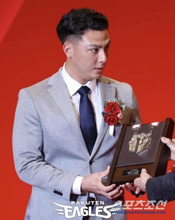 프로 10년차에 퍼시픽리그 베스트9에 오른 라쿠텐 3루수 무라바야시. 11년차에 처음으로 연봉 1억엔을 돌파했다. 사진캡처=라쿠텐 이글스 SNS