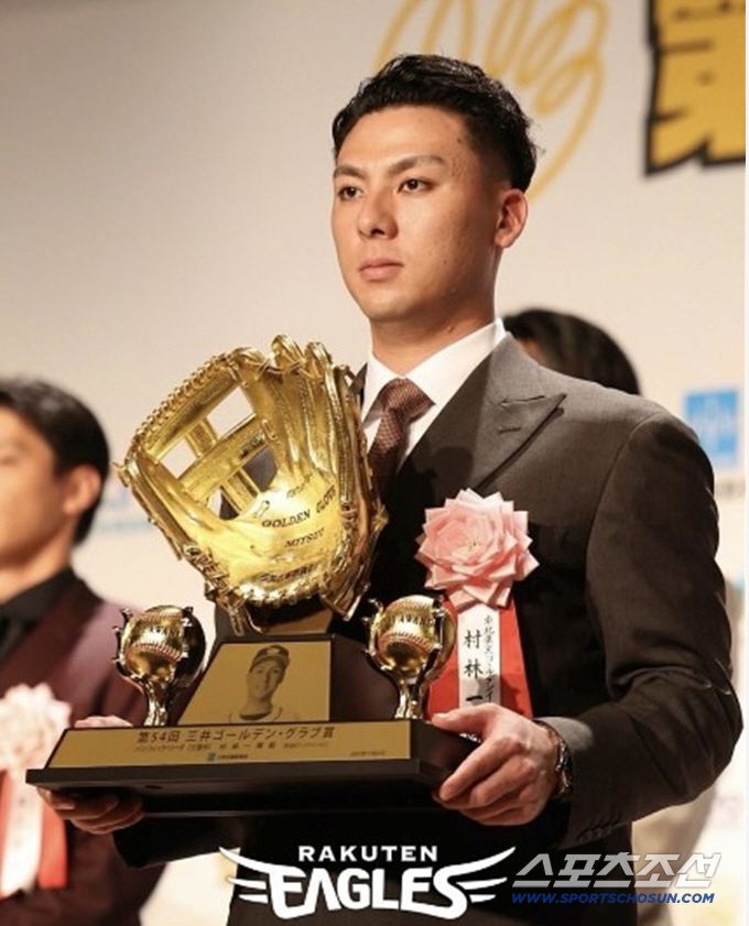 무라바야시는 3루수 베스트9에 골든글러브를 수상했다. 입단 10년차에 최다 안타 타이틀까지 품에 안았다. 사진캡처=라쿠텐 이글스 SNS