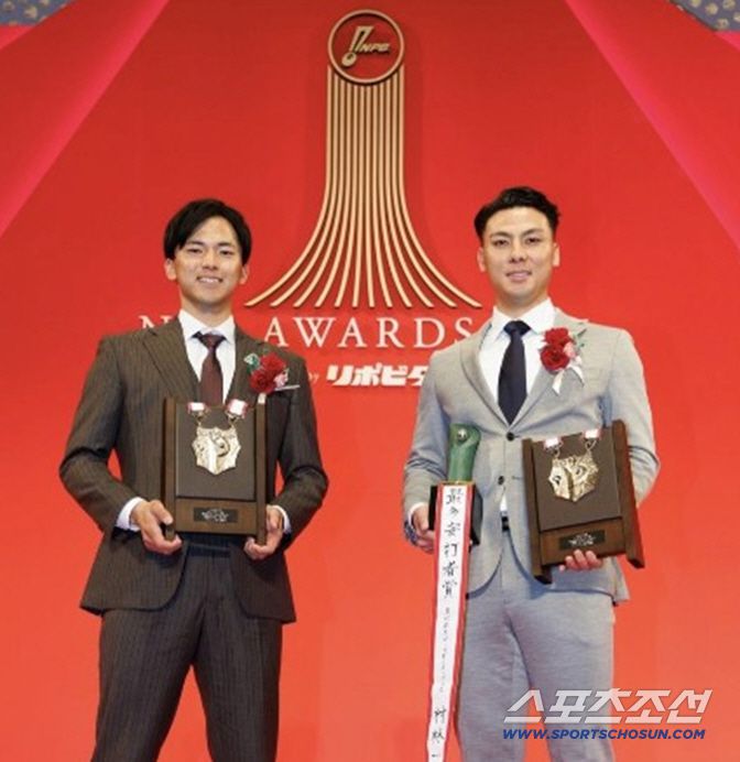 라쿠텐 루키 유격수 무네야마(왼쪽)와 3루수 무라바야시는 나란히 퍼시픽리그 '베스트9'에 올랐다. 사진캡처=라쿠텐 이글스 SNS