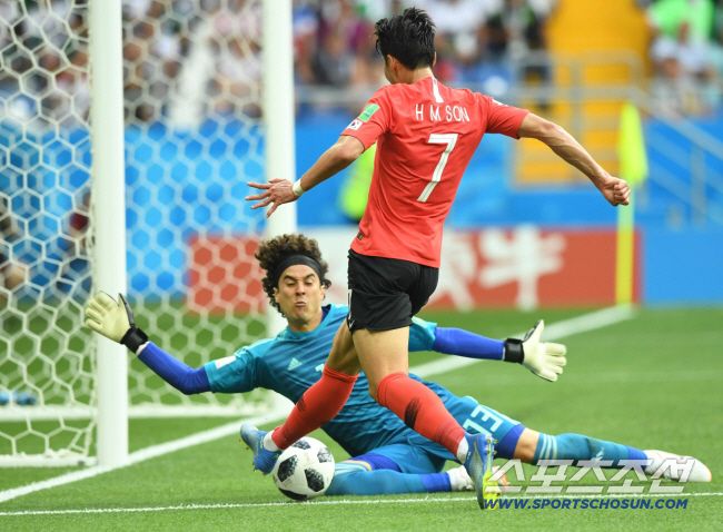 2018 러시아월드컵 한국과 멕시코의 조별예선 2차전이 24일 새벽(한국시각) 러시아 로스토프 아레나에서 열렸다. 손흥민이 오초아와 일대일 찬수를 얻고 있다. 로스토프(러시아)=정재근 기자 cjg@sportschosun.com/2018.06.24/