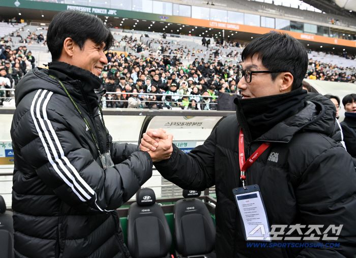 6일 서울월드컵경기장에서 열린 2025 하나은행 코리아컵 결승, 전북 현대와 광주FC의 경기. 광주 이정효 감독과 전북 정조국 코치가 인사를 나누고 있다. 상암=허상욱 기자wook@sportschosun.com/2025.12.06/