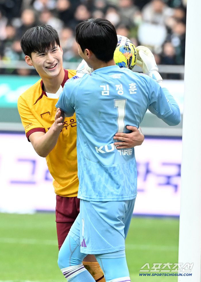 6일 서울월드컵경기장에서 열린 2025 하나은행 코리아컵 결승, 전북 현대와 광주FC의 경기. 전북 골키퍼 김정훈이 광주 변준수에 앞서 공중볼을 낚아채고 있다. 상암=허상욱 기자wook@sportschosun.com/2025.12.06/