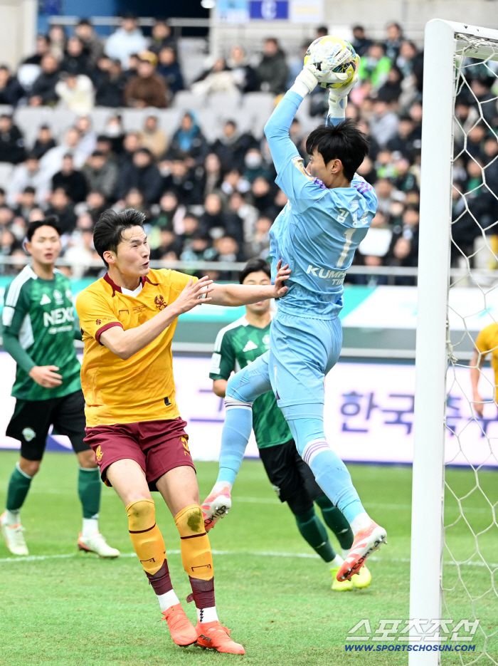 6일 서울월드컵경기장에서 열린 2025 하나은행 코리아컵 결승, 전북 현대와 광주FC의 경기. 전북 골키퍼 김정훈이 광주 변준수에 앞서 공중볼을 낚아채고 있다. 상암=허상욱 기자wook@sportschosun.com/2025.12.06/
