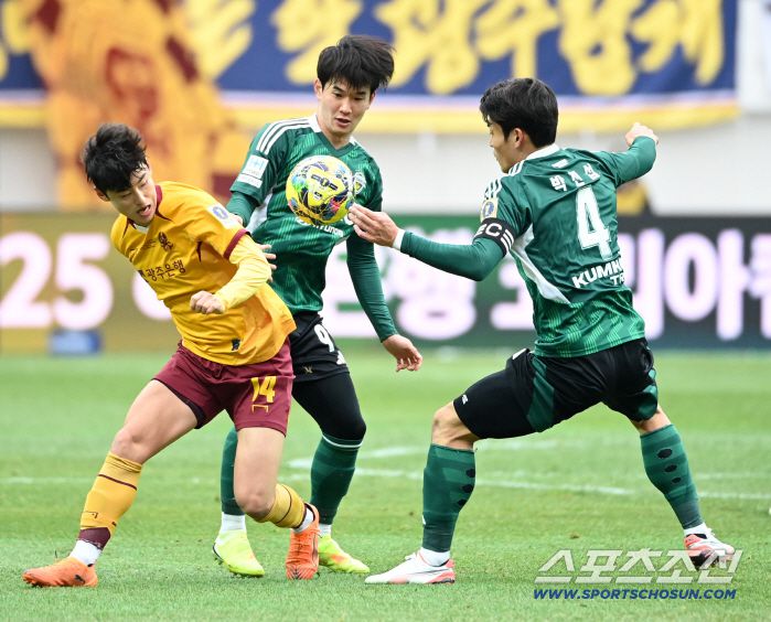 6일 서울월드컵경기장에서 열린 2025 하나은행 코리아컵 결승, 전북 현대와 광주FC의 경기. 전북 박진섭, 김진규와 광주 유제호가 공을 다투고 있다. 상암=허상욱 기자wook@sportschosun.com/2025.12.06/