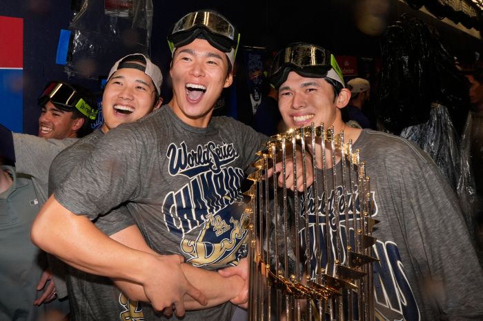 Los Angeles Dodgers pitcher Shohei Ohtani, pitcher Yoshinobu Yamamoto and pitcher Roki Sasaki celebrate after their win against the Toronto Blue Jays in Game 7 of baseball's World Series, Sunday, Nov. 2, 2025, in Toronto. (AP Photo/Brynn Anderson)        <저작권자(c) 연합뉴스, 무단 전재-재배포, AI 학습 및 활용 금지>