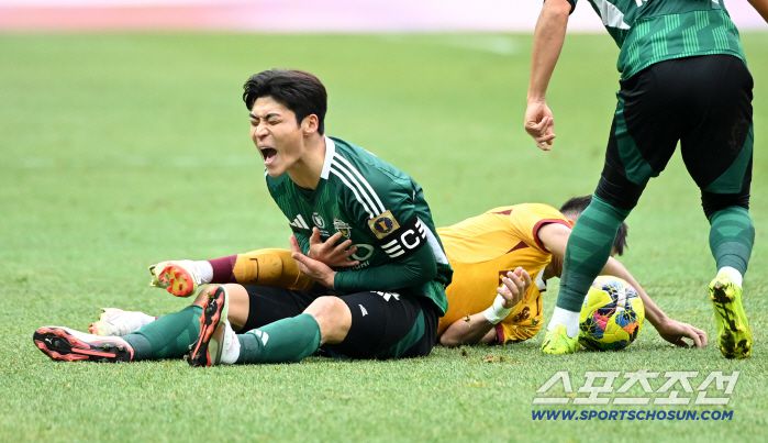 6일 서울월드컵경기장에서 열린 2025 하나은행 코리아컵 결승, 전북 현대와 광주FC의 경기. 전북 박진섭이 광주 헤이스의 파울에 괴로워하고 있다. 상암=허상욱 기자wook@sportschosun.com/2025.12.06/