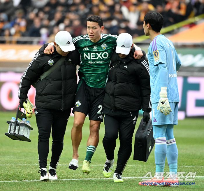 6일 서울월드컵경기장에서 열린 2025 하나은행 코리아컵 결승, 전북 현대와 광주FC의 경기. 전북 김태환이 부상으로 교체되고 있다. 상암=허상욱 기자wook@sportschosun.com/2025.12.06/