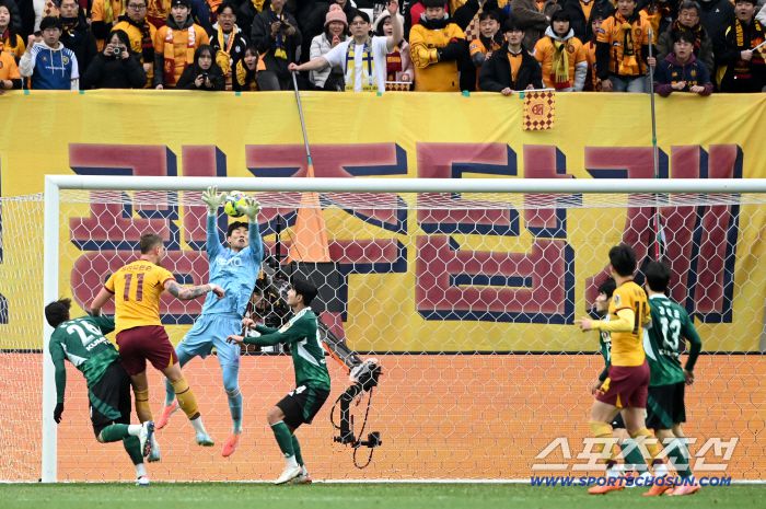 6일 서울월드컵경기장에서 열린 2025 하나은행 코리아컵 결승, 전북 현대와 광주FC의 경기. 광주 프리드욘슨이 후반 동점골을 터뜨리고 있다. 상암=허상욱 기자wook@sportschosun.com/2025.12.06/