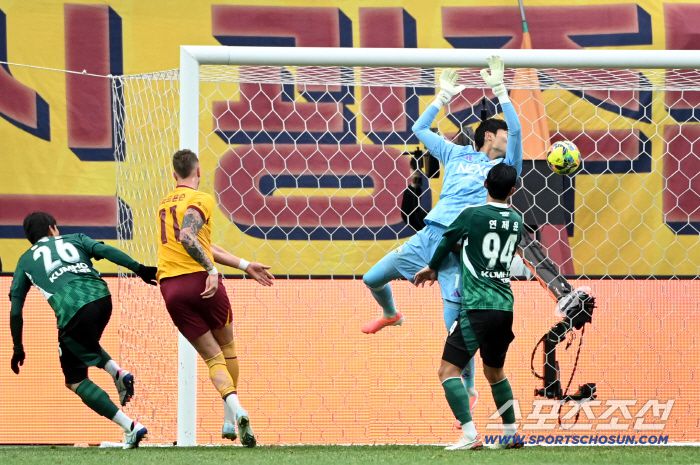 6일 서울월드컵경기장에서 열린 2025 하나은행 코리아컵 결승, 전북 현대와 광주FC의 경기. 광주 프리드욘슨이 후반 동점골을 터뜨리고 있다. 상암=허상욱 기자wook@sportschosun.com/2025.12.06/