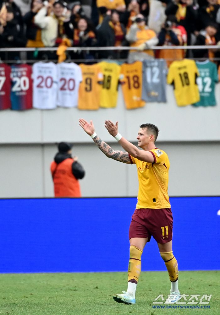 6일 서울월드컵경기장에서 열린 2025 하나은행 코리아컵 결승, 전북 현대와 광주FC의 경기. 광주 프리드욘슨이 후반 동점골을 터뜨리고 기뻐하고 있다. 상암=허상욱 기자wook@sportschosun.com/2025.12.06/