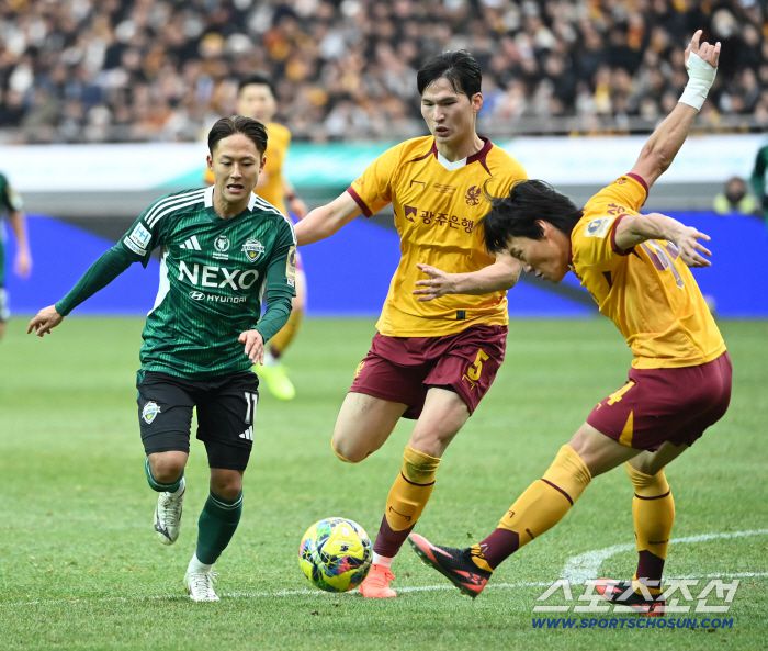 6일 서울월드컵경기장에서 열린 2025 하나은행 코리아컵 결승, 전북 현대와 광주FC의 경기. 전북 이승우가 돌파를 시도하고 있다. 상암=허상욱 기자wook@sportschosun.com/2025.12.06/