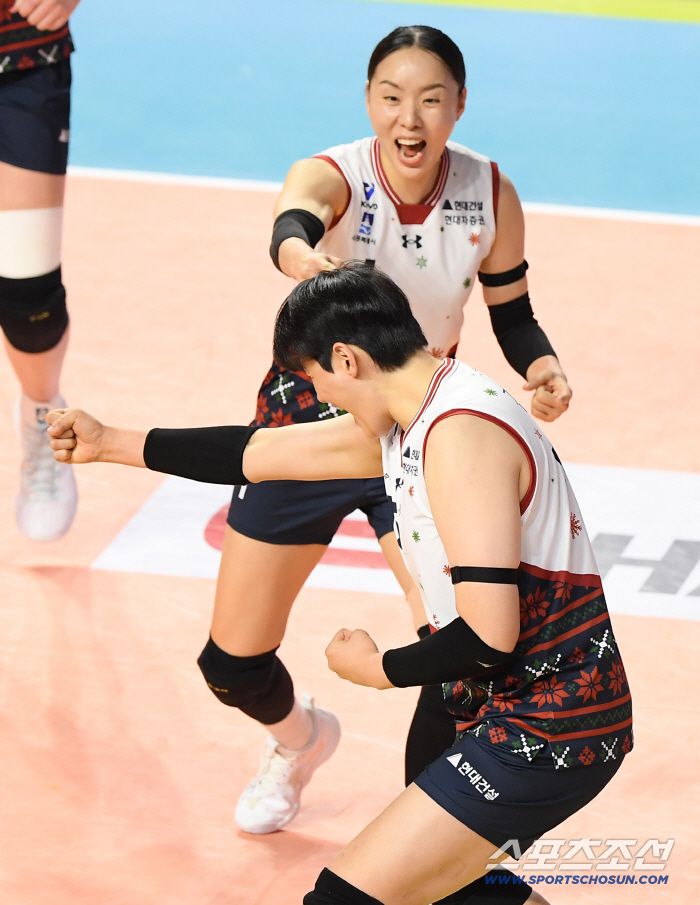 6일 인천 삼산월드체육관에서 열린 V리그 흥국생명-현대건설전. 현대건설 김희진이 서브에이스로 득점한 후 환호하고 있다. 인천=정재근 기자 cjg@sportschosun.com/2025.12.6/