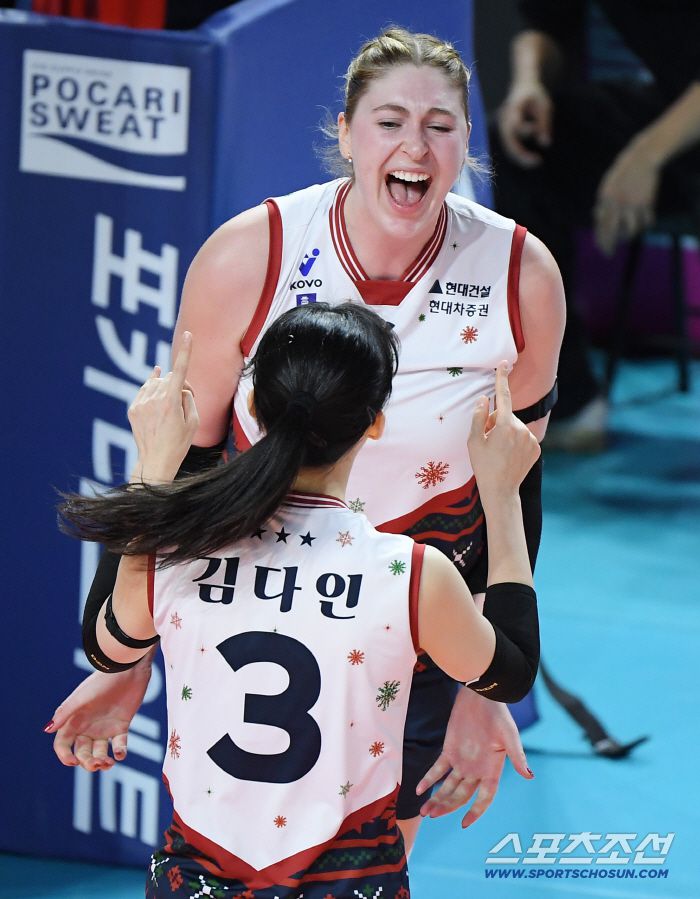 6일 인천 삼산월드체육관에서 열린 V리그 흥국생명-현대건설전. 현대건설 카리가 득점 후 환호하고 있다. 인천=정재근 기자 cjg@sportschosun.com/2025.12.6/