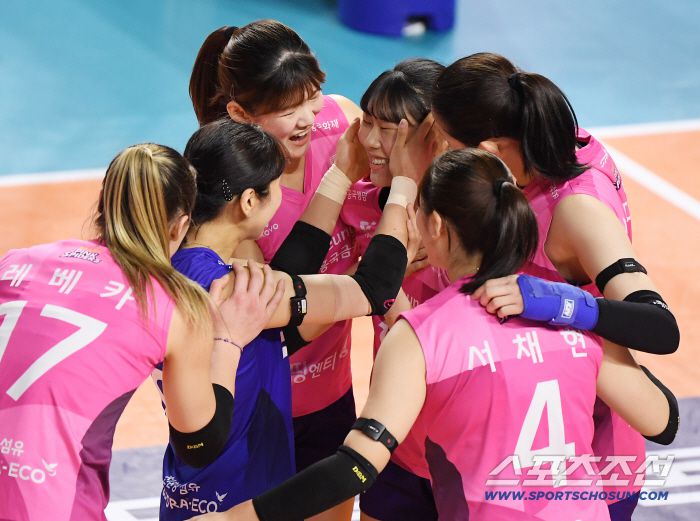 6일 인천 삼산월드체육관에서 열린 V리그 흥국생명-현대건설전. 흥국생명 정윤주가 득점 후 동료들의 축하를 받고 있다. 인천=정재근 기자 cjg@sportschosun.com/2025.12.6/