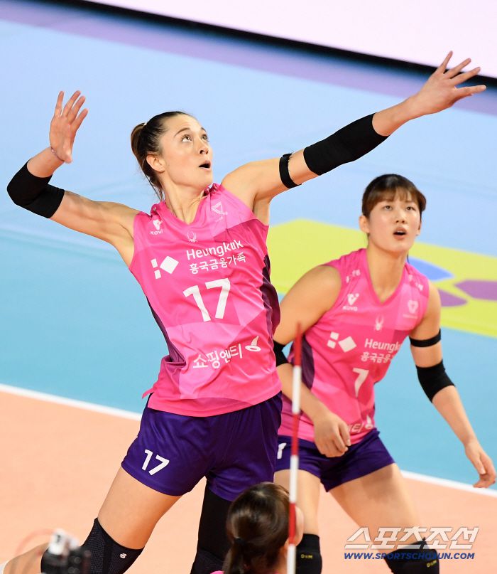 6일 인천 삼산월드체육관에서 열린 V리그 흥국생명-현대건설전. 흥국생명 레베카가 공격하고 있다. 인천=정재근 기자 cjg@sportschosun.com/2025.12.6/