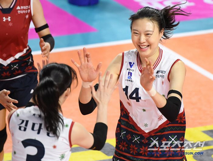 6일 인천 삼산월드체육관에서 열린 V리그 흥국생명-현대건설전. 현대건설 양효진이 득점 후 기뻐하고 있다. 인천=정재근 기자 cjg@sportschosun.com/2025.12.6/