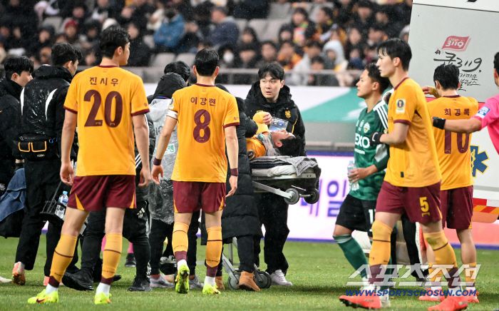 6일 서울월드컵경기장에서 열린 2025 하나은행 코리아컵 결승, 전북 현대와 광주FC의 경기. 광주 권성윤이 병원으로 이송되고 있다. 상암=허상욱 기자wook@sportschosun.com/2025.12.06/