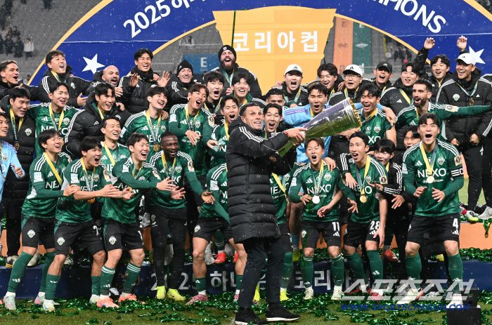 6일 서울월드컵경기장에서 열린 2025 하나은행 코리아컵 결승, 전북 현대와 광주FC의 경기. 전북이 승리하며 우승을 차지했다. 우승컵을 들어올리는 거스 포옛 감독과 선수들의 모습. 상암=허상욱 기자wook@sportschosun.com/2025.12.06/