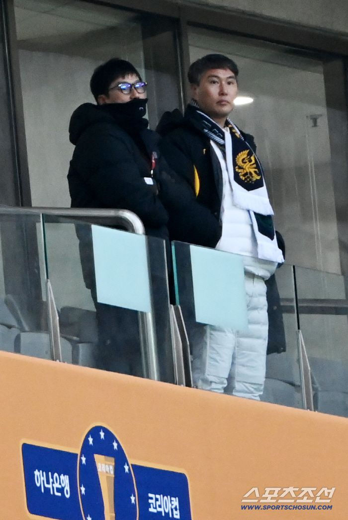 6일 서울월드컵경기장에서 열린 2025 하나은행 코리아컵 결승, 전북 현대와 광주FC의 경기. 광주 이정효 감독이 관중석에서 경기를 지켜보고 있다. 상암=허상욱 기자wook@sportschosun.com/2025.12.06/