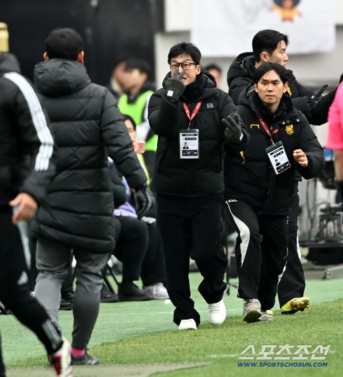 6일 서울월드컵경기장에서 열린 2025 하나은행 코리아컵 결승, 전북 현대와 광주FC의 경기. 광주 이정효 감독이 판정에 어필하고 있다. 이정효 감독은 레드카드를 받아 퇴장조치됐다. 상암=허상욱 기자wook@sportschosun.com/2025.12.06/