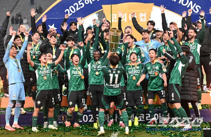 6일 서울월드컵경기장에서 열린 2025 하나은행 코리아컵 결승, 전북 현대와 광주FC의 경기. 전북이 승리하며 우승을 차지했다. 우승트로피를 들어올리는 이승우의 모습. 상암=허상욱 기자wook@sportschosun.com/2025.12.06/
