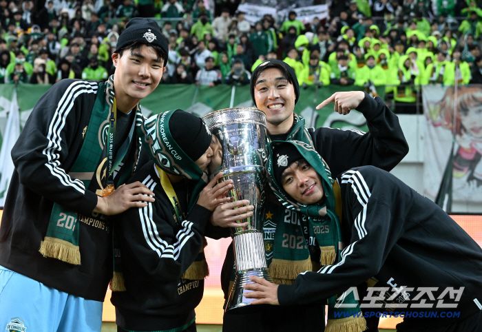 6일 서울월드컵경기장에서 열린 2025 하나은행 코리아컵 결승, 전북 현대와 광주FC의 경기. 전북이 승리하며 우승을 차지했다. 우승컵과 포즈를 취한 송범근, 이승우, 송민규, 전진우의 모습. 상암=허상욱 기자wook@sportschosun.com/2025.12.06/