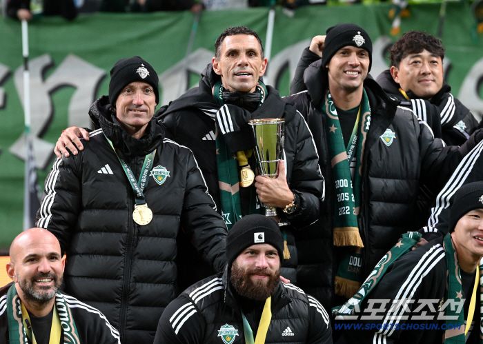 6일 서울월드컵경기장에서 열린 2025 하나은행 코리아컵 결승, 전북 현대와 광주FC의 경기. 전북이 승리하며 우승을 차지했다. 포옛 감독과 타노스 코치가 함께 포즈를 취하고 있다. 상암=허상욱 기자wook@sportschosun.com/2025.12.06/