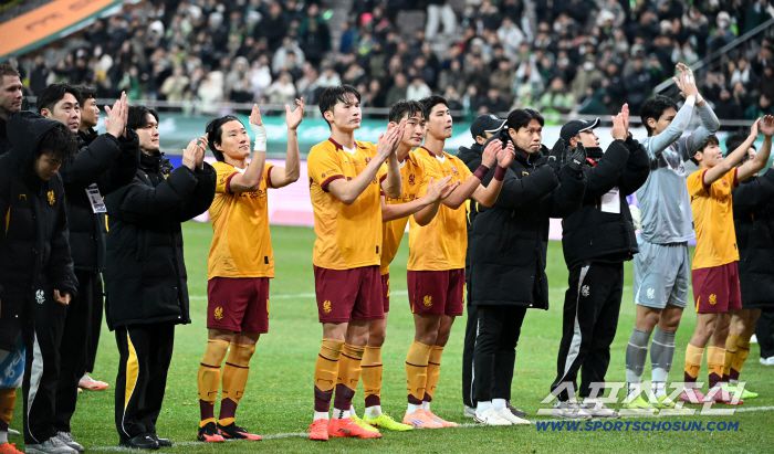 6일 서울월드컵경기장에서 열린 2025 하나은행 코리아컵 결승, 전북 현대와 광주FC의 경기. 전북이 승리하며 우승을 차지했다. 전북 서포터즈에게 인사를 하는 광주 선수들의 모습. 상암=허상욱 기자wook@sportschosun.com/2025.12.06/